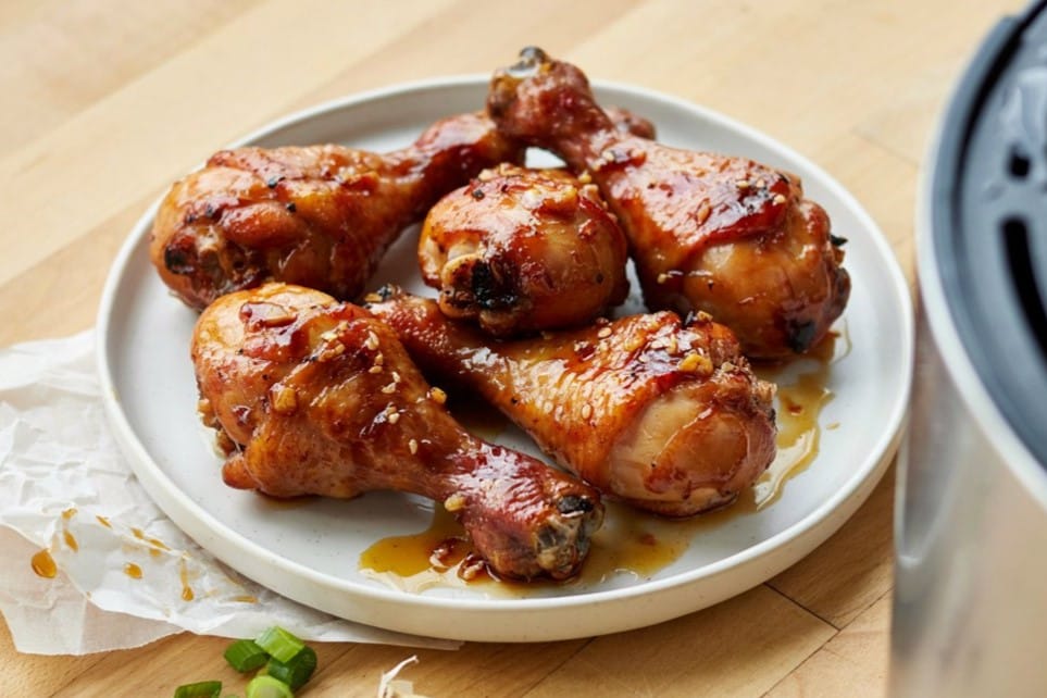 Honey Garlic Air Fryer Chicken Drumsticks That Actually Crisps 12 Honey Garlic Air Fryer Chicken Drumsticks served with a glossy honey garlic sauce and fresh parsley for an easy family dinner